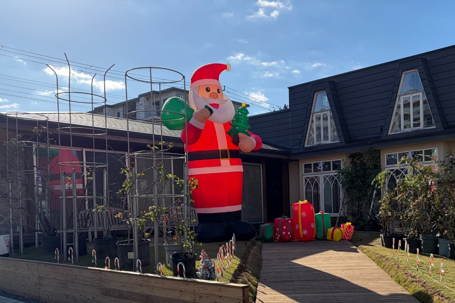 The thumbnail image of お庭にビッグサンタがやってきました🎅🏻🎄✨